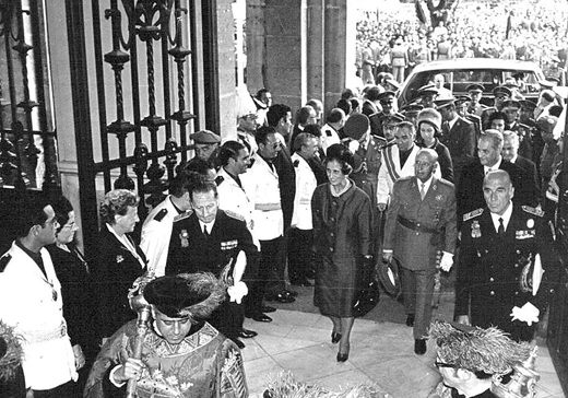 Franco, su esposa y los príncipes de España entrando en el Ayuntamiento el 18 de octubre de 1969 ARCHIVO MUNICIPAL